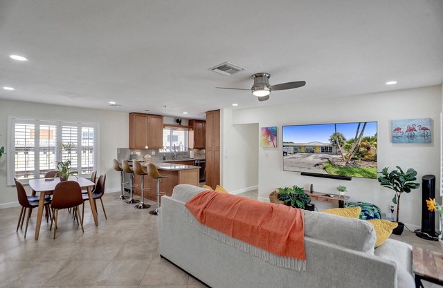 Breeze Garden Mid-Century Modern Apartment