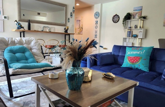 BreezeWay- Comfy 2 Bedroom, 1 Block from Beach!