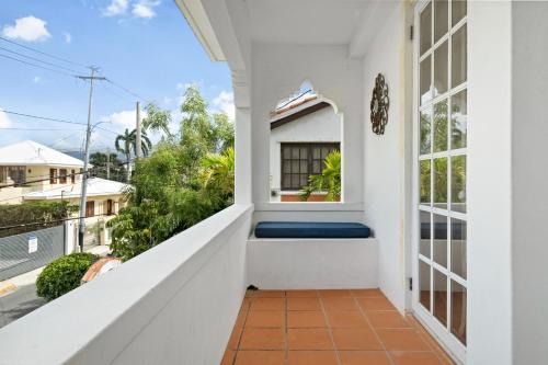 Breezy beach apt, steps to the sand! Full AC too - 18 Up