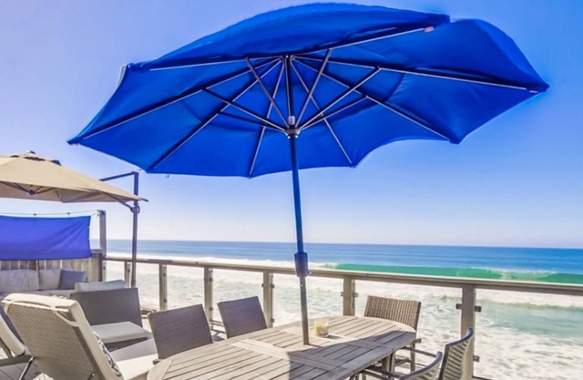 Breezy beachfront home with amazing views, gas fireplace, deck, WiFi, & grill