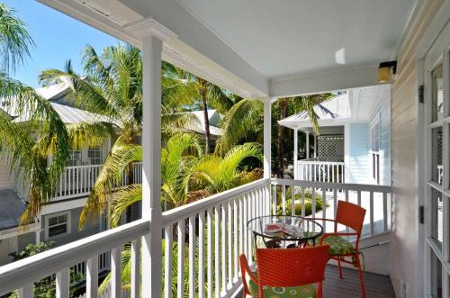 Breezy Bungalow by AvantStay Close 2 Zachary Taylor State Park Beach w Shared Pool Week Long Stays