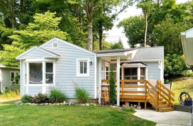 Breezy Bungalow. Queen beds, A/C. Boat ramp and Boat rentals steps away.