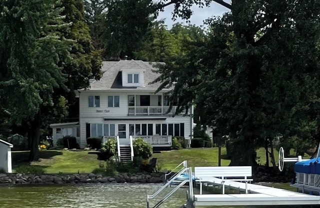 Breezy Cliff - Beautiful Lake Front House - 5+ BRs/3 sitting rooms/sauna/yoga