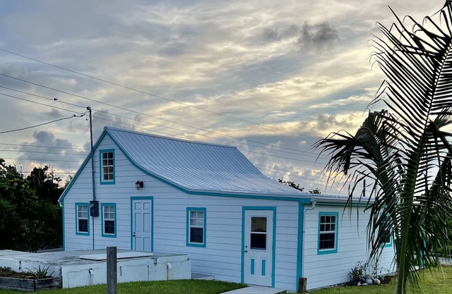 Breezy Hill, Cozy Bahamian Cottage