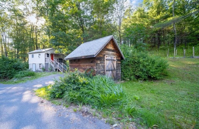 Breezy Hill Tiny House | Eccentric Tiny Studio-Cottage Getaway