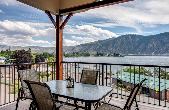Breezy Lake Chelan Condo with Pool and Hot Tub Access!