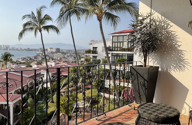 Breezy Ocean View, 4 Blocks from the Malecon in Lush Garden Setting