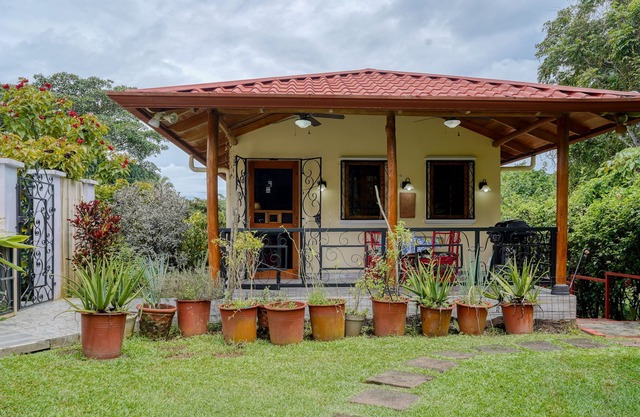 Breezy tropical casita with grill, lanai, AC, & WiFi - seasonal stays welcome
