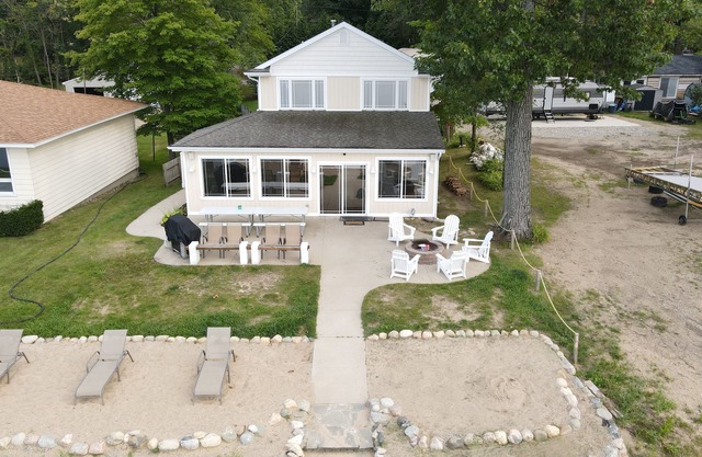 Brenda's Beach House (WOODY'S) - Sandstrand, sanft abfallender See.