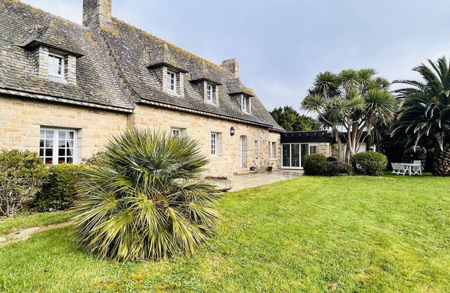 Granit- Herren-Haus, gleich am feinen Sand-Strand Palmen im eingezäunten Garten.