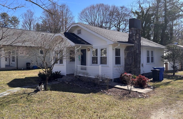 Brevard Bungalow-Charming 2-bedroom, 2-bath house in lovely downtown Brevard