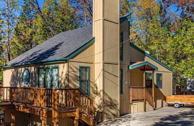 This house is a 4 bedroom(s), 2 bathrooms, located in Bass Lake, CA.