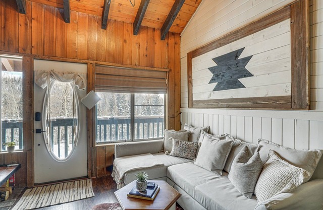Brian Head Chalet w/ Mountain Views, Near Skiing!