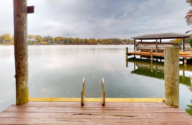 Briarcliff - 3000 sq ft waterfront home w/ private dock, 2 kitchens & pool table