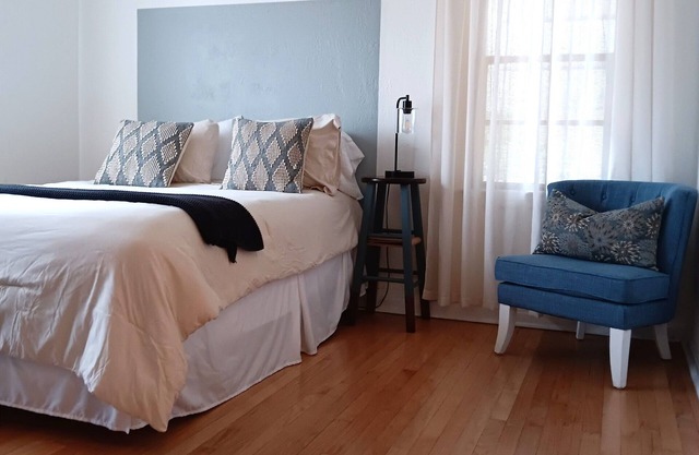 Mid Century Style Cottage Near Historic Downtown