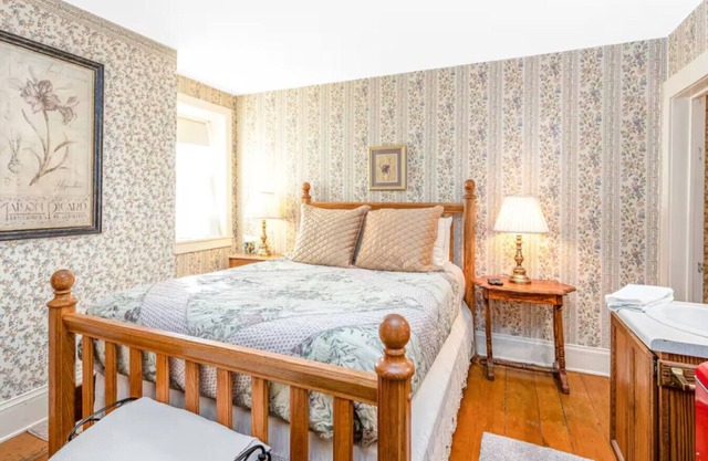 Historic Briarstone Inn Queen Bedroom