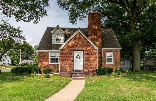 Brick B&B - Entire House in Downtown Edwardsville