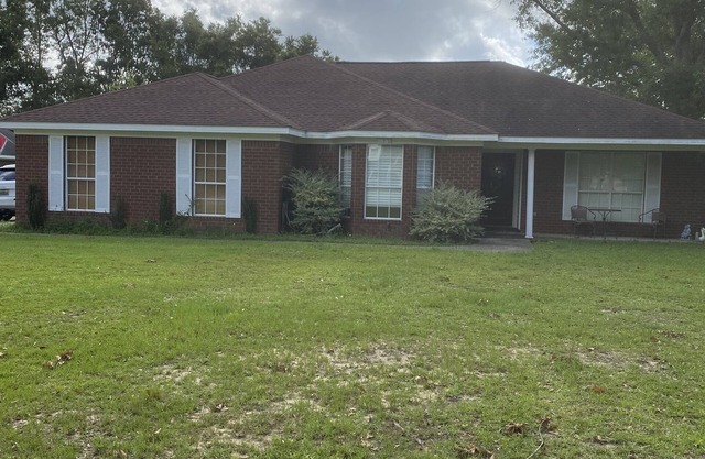 Brick home in a quiet quaint neighborhood. Just minutes off the beach express.