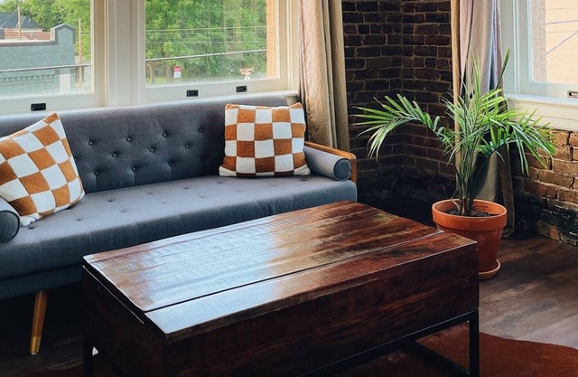 Brick & Leather a The Lofts