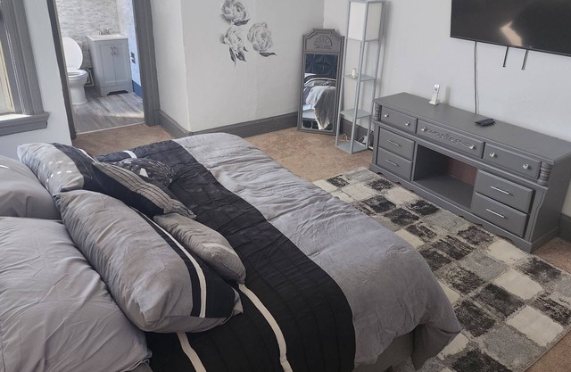 Brick Row House Modern &Cozy 7 min from Downtown