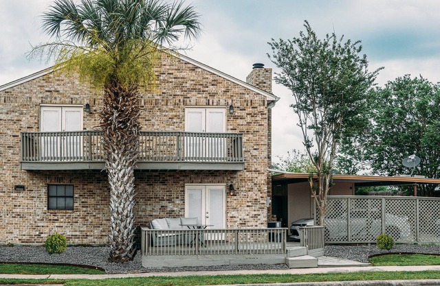 Brick Townhouse/Across HEB/Palm Tree Paradise