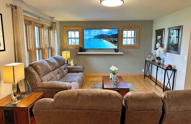 Brick Vacation House On Waldo Blvd w/ Heated Garage, BBQ, Fire Pit