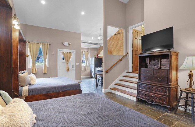 Brick House of Washington (Pool/Hot Tub) 5bd/3ba!