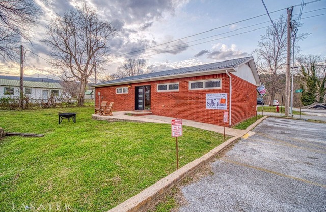 BrickHouse off the Square - Cozy 3 bedroom house