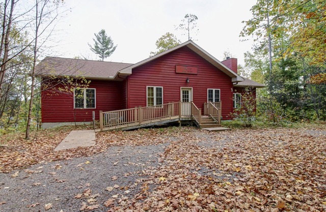Bridge Builder Cabin with private dock on 294 acre Big Crooked Lake