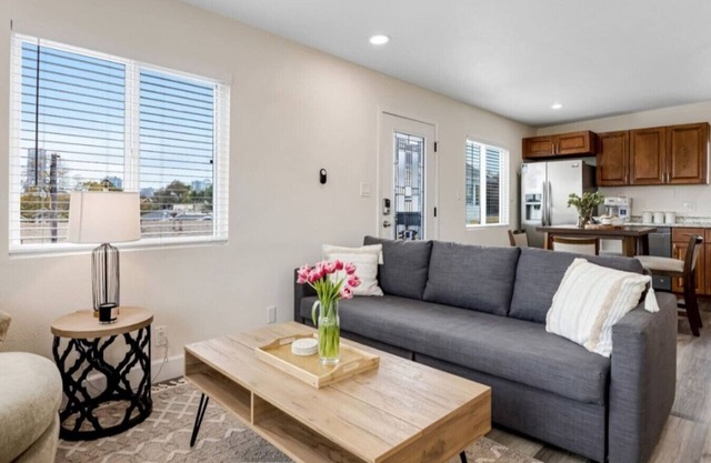 Bridge/Pool, Spa/ Min to Downtown/Freeways/Beaches