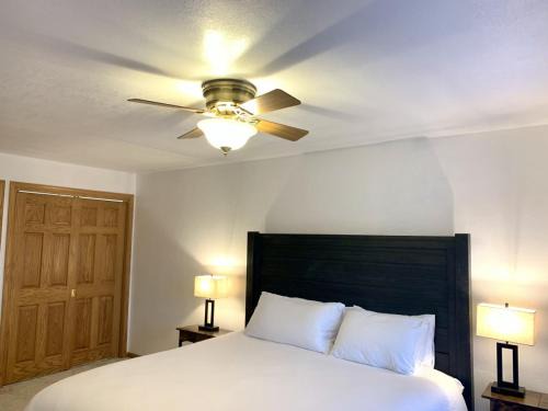 Bridge Inn Tomahawk - Suite 101, Kitchen, 1 Kind Size Bed, 2 Futons, Walkout, River View
