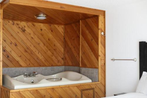 Bridge Inn Tomahawk - Suite 201, Kitchen, Hot Tub, Fireplace, Balcony, River View