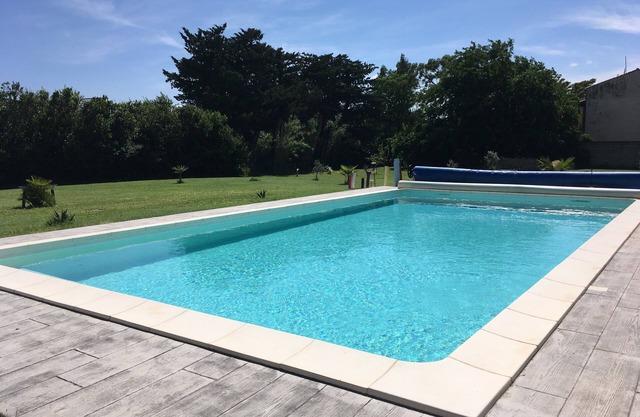 BRÜCKE DES GARTES MIETET T2 IN VILLA MIT SWIMMINGPOOL