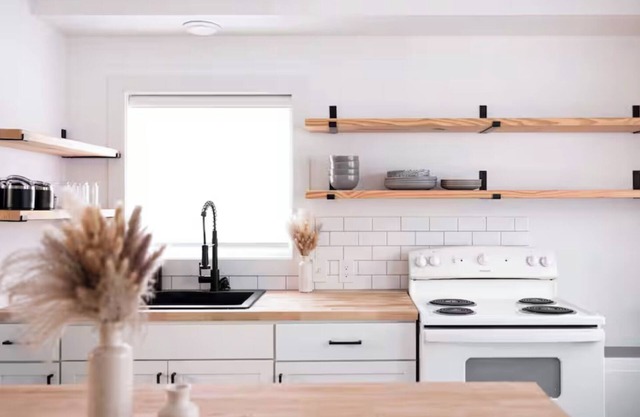 Bridge St Beauty, Brunch & Bars [2 Beds 1 Bath]