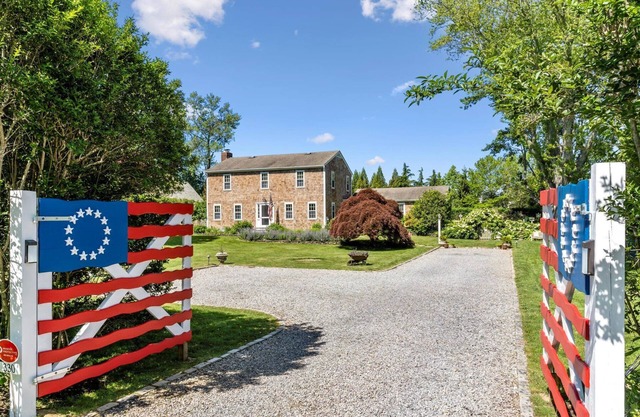 BRIDGEHAMPTON South of the Highway 5 Schlafzimmer mit Pool und fabelhaften Gärten