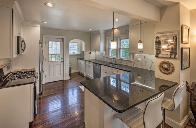 Bridgeport Vacation Rental - Walk to Beach!