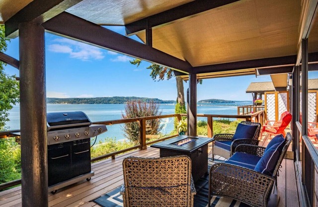 Bridgeview Lookout w/Vast Water Views & Hot Tub!