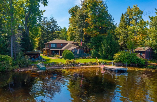 Bridgeview- Luxury Waterfront on Lake Simond