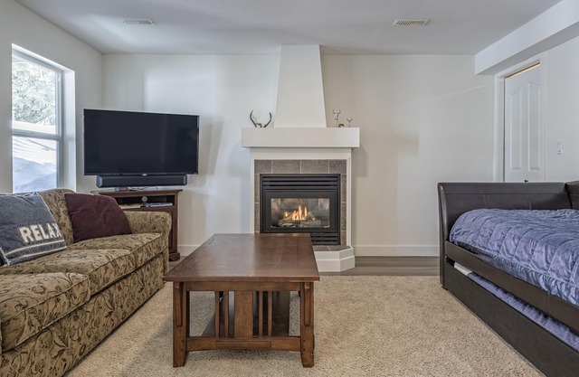 Bright 1 Bedroom Plus Private Den - modern suite with BBQ, pet friendly!