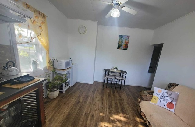 Bright 1 bedroom apartment close to highway, wifi, netflix, prime, free parking