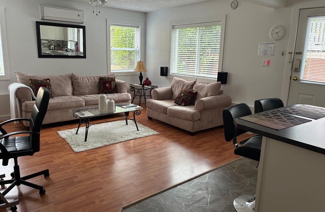 Bright 1 bedroom suite/Self check in/ Full kitchen/ Wifi/ Netflix/Optic TV