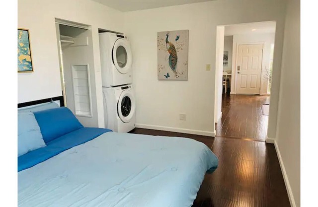 Bright 1 BR w/ AC, Free Parking, Washr/Dryr