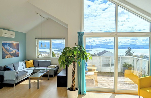 Bright 2-bedroom apartment with spectacular fjord views in Jørpeland.