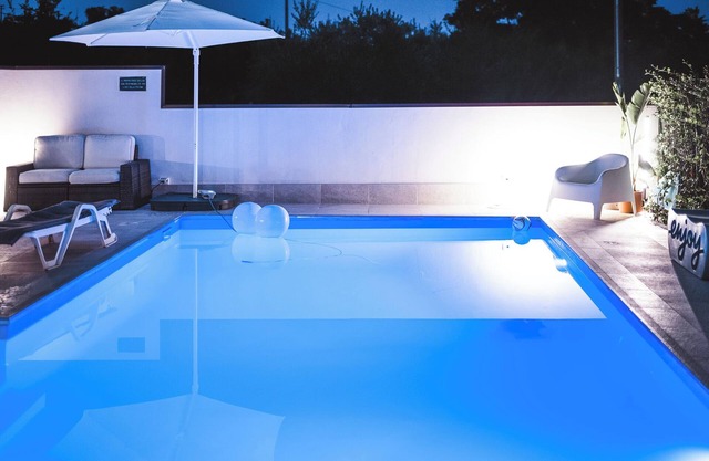 Helle 2SZ- Wohnung in Villa mit Pool und Grill, 1km vom Meer entfernt