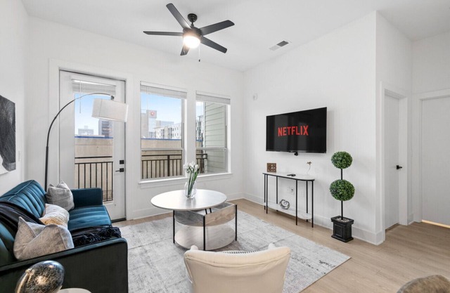 Bright 2-Bedroom Condo in Downtown with Parking