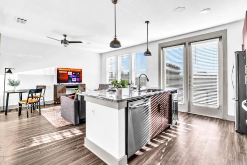 Bright 2BD 2BA Suite Gym and Pool City Center Stay
