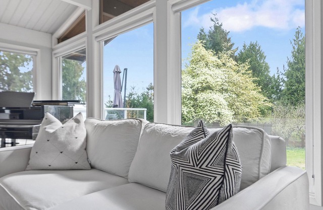 Bright 2bd suite with ocean views! Perfect getaway for family or friends!
