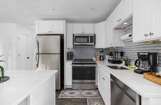 Bright 2BR East Side, Brown, Hospital, Dining