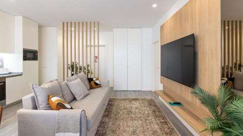 Bright 2BR Flat near Praça da Galiza by LovelyStay