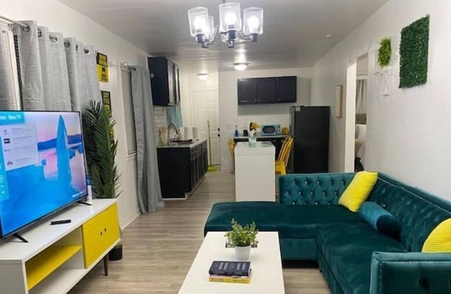 Bright 3 BDR HOME/King size beds